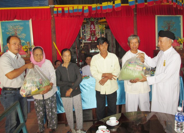 Caodai Tay Ninh Church presents gifts to Ta Mun ethnic people